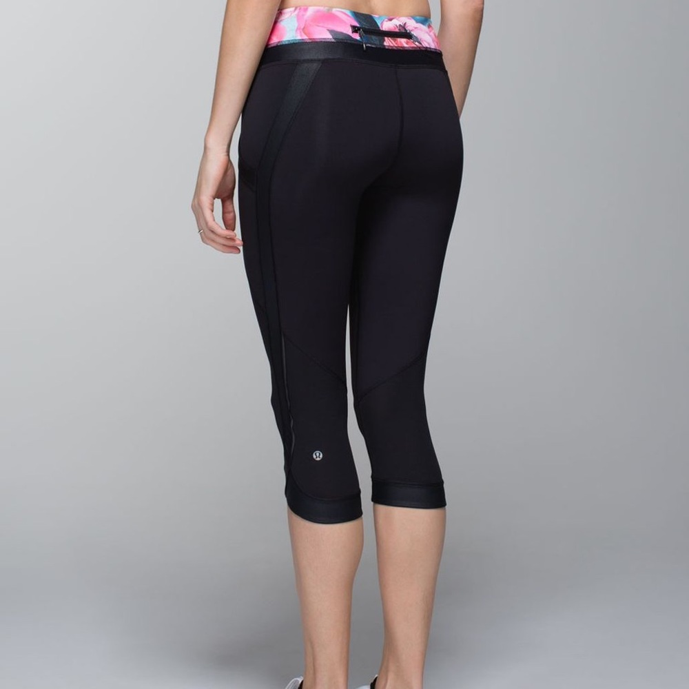 Rose Garden Lululemon Chase Me Crops